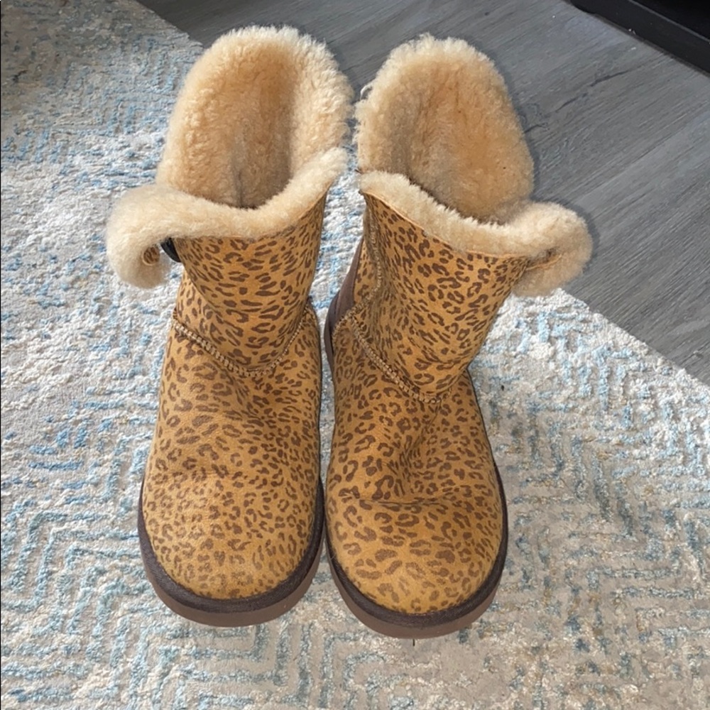 Women’s cheetah print uggs!